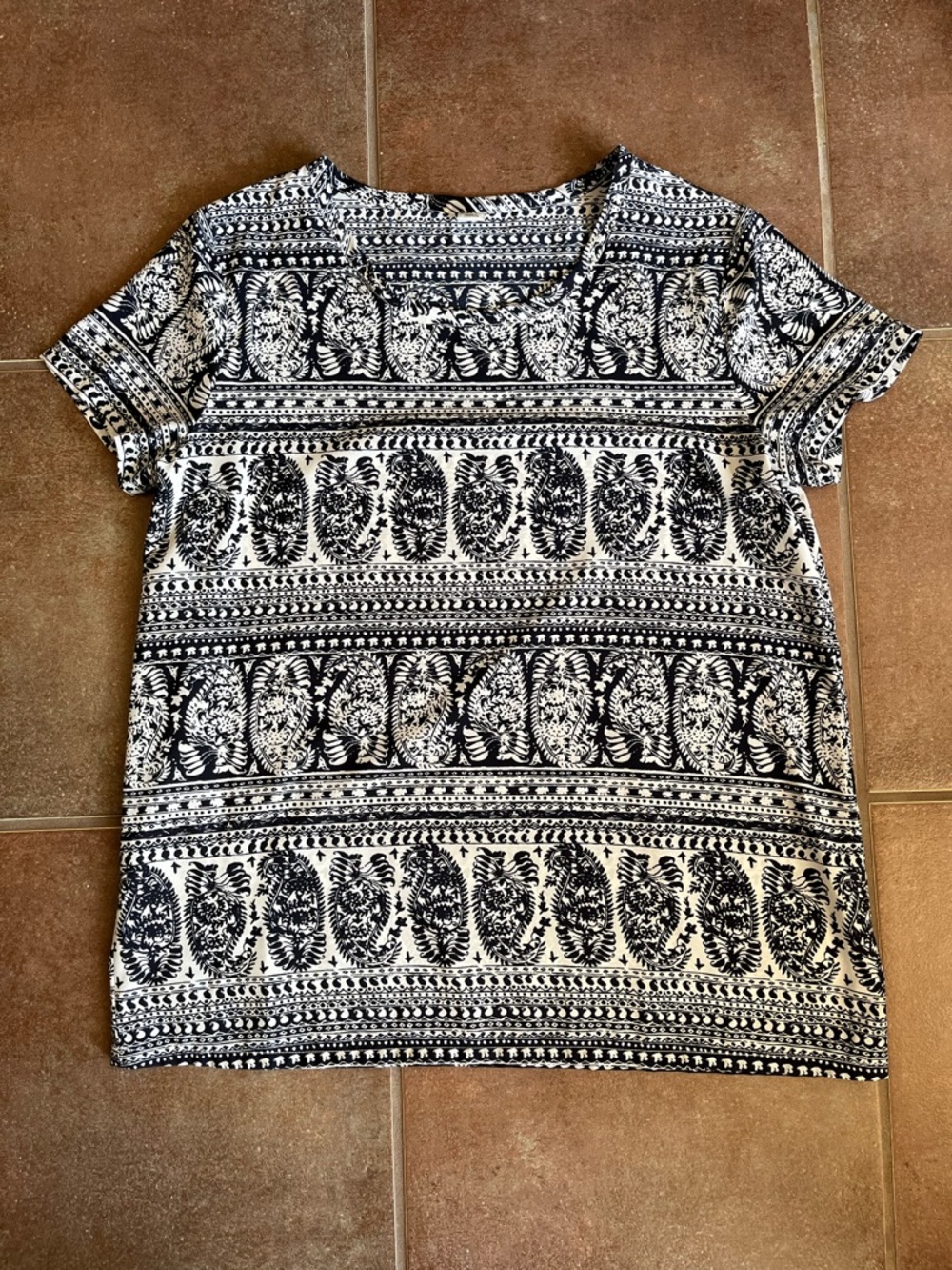 Old Navy Black and White Blouse No Wrinkle Short Sleeve Patterned Tee Size M